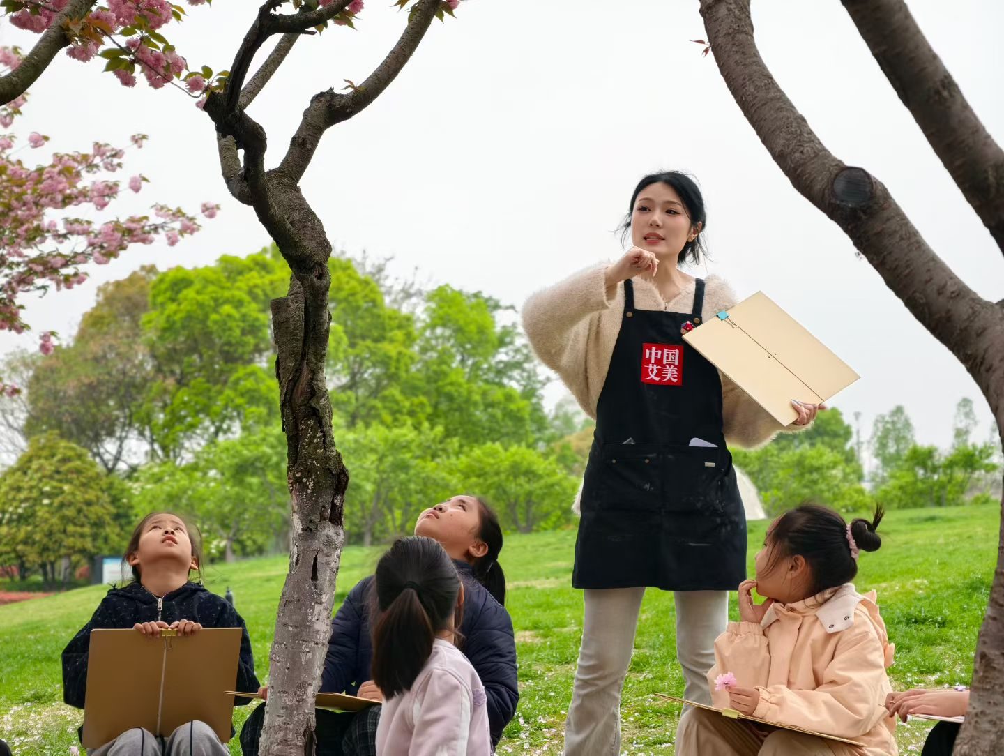 艾美艺术樱花树下户外写生课