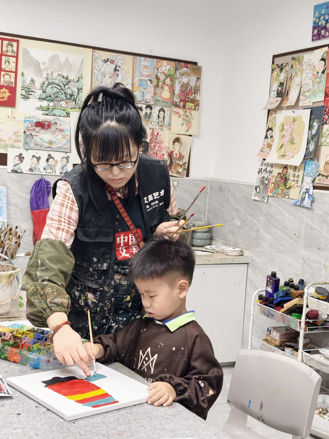 艾美艺术色彩课老师带孩子运笔