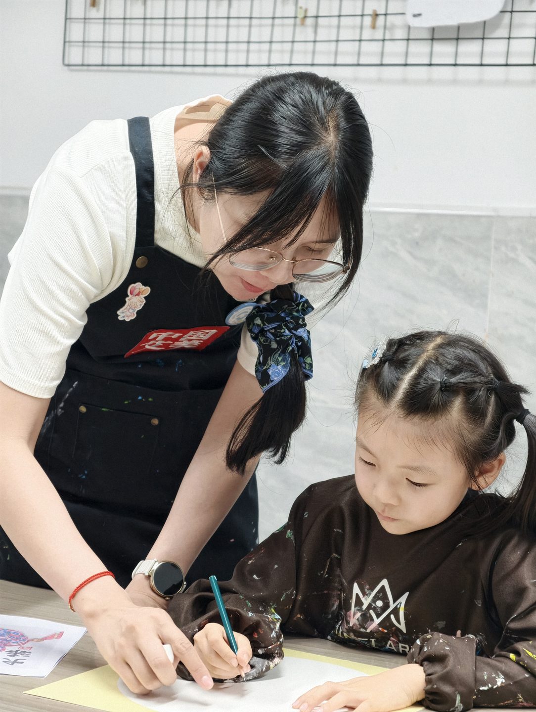 艾美艺术小班课老师俯身指导