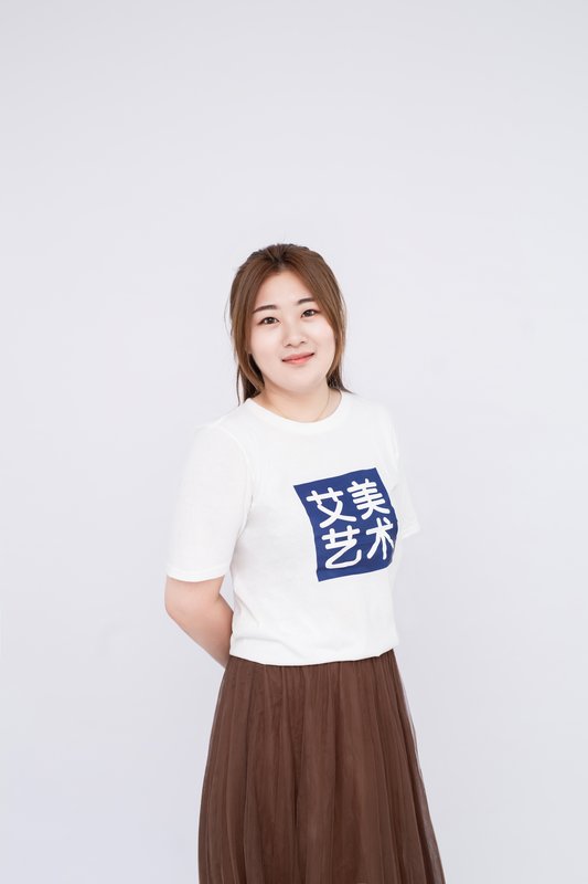 夏夏老师 — 艾美艺术美术教师