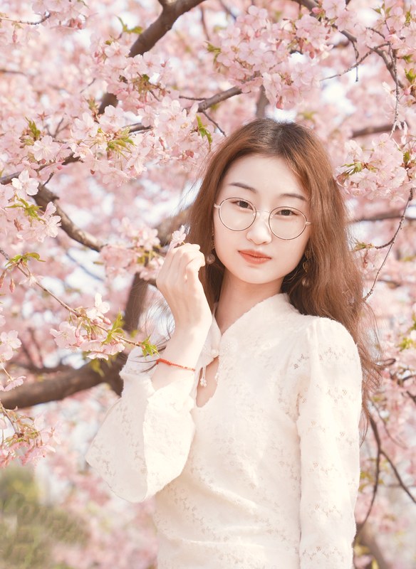 余老师 — 艾美艺术教学校长教师